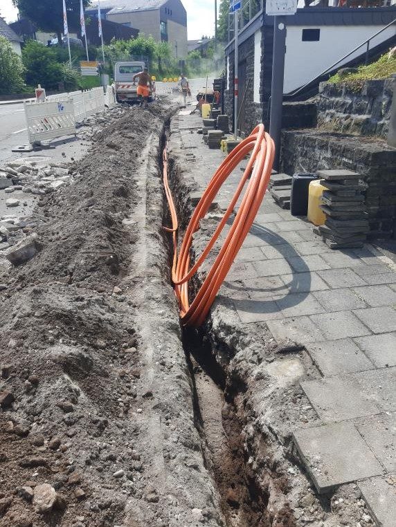 Leitungsgraben mit Glasfaserkabel beim FTTH-Ausbau in Mayen