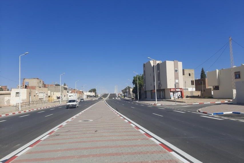 Fertiggestellte Fahrbahn der sanierten Nationalstraße in Sfax